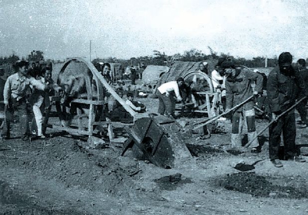 1969年濟鋼恢復(fù)生產(chǎn)時熱火朝天的勞動場景_副本